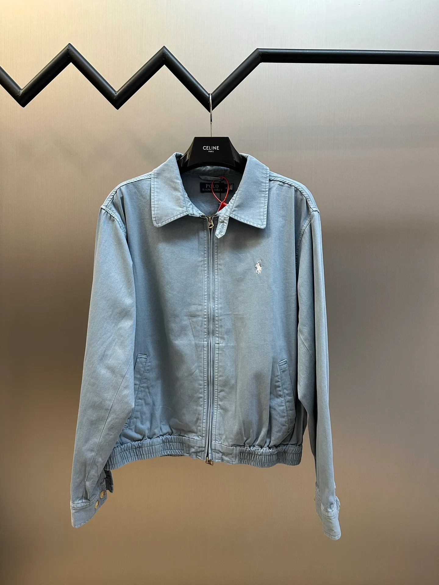 P480 Ralph Lauren embroidered zipper jacket, custom-made cloud velvet blue twill fine cotton, embellished with exquisite white pony logo, fully recognizable. Using imported machine embroidery technology, advanced computer control systems and precision mechanical components are used to achieve the iconic pony embroidery operation with high precision.  The hem is made at one time using a three-needle waist-stretching machine. The machine's special needle position and feeding mechanism are used to sew the elastic band and the fabric together in the same process. The three-needle design is stronger and can evenly distribute pressure to ensure a tight fit between the elastic band and the fabric. Follow the original color series for dyeing and overprinting. Prioritize the original color and fabric material to select special dyes, then heat to the appropriate temperature, perform dip-dyeing, and finally perform color overlay.  size：s m l xl